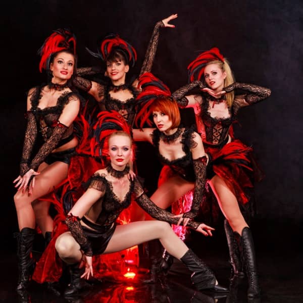 Exklusives Burlesque-Ensemble während eines fulminanten Auftritts auf einer Gala-Bühne