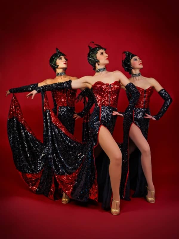 Showtänzerinnen in edlen Strass-Korsagen bei einer eleganten Burlesque Show