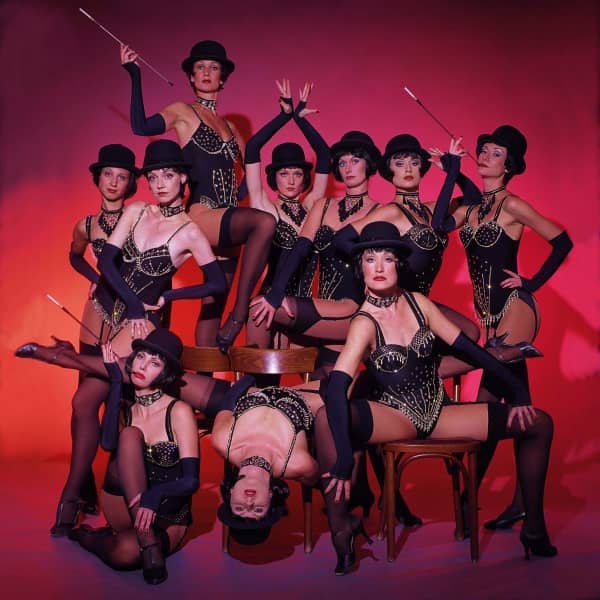 Showensemble während einer mitreißenden Cabaret-Tanzshow im Broadway-Stil