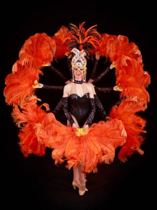Tänzerin mit spektakulärem Feder-Kostüm im Stil von Lido und Las Vegas Shows