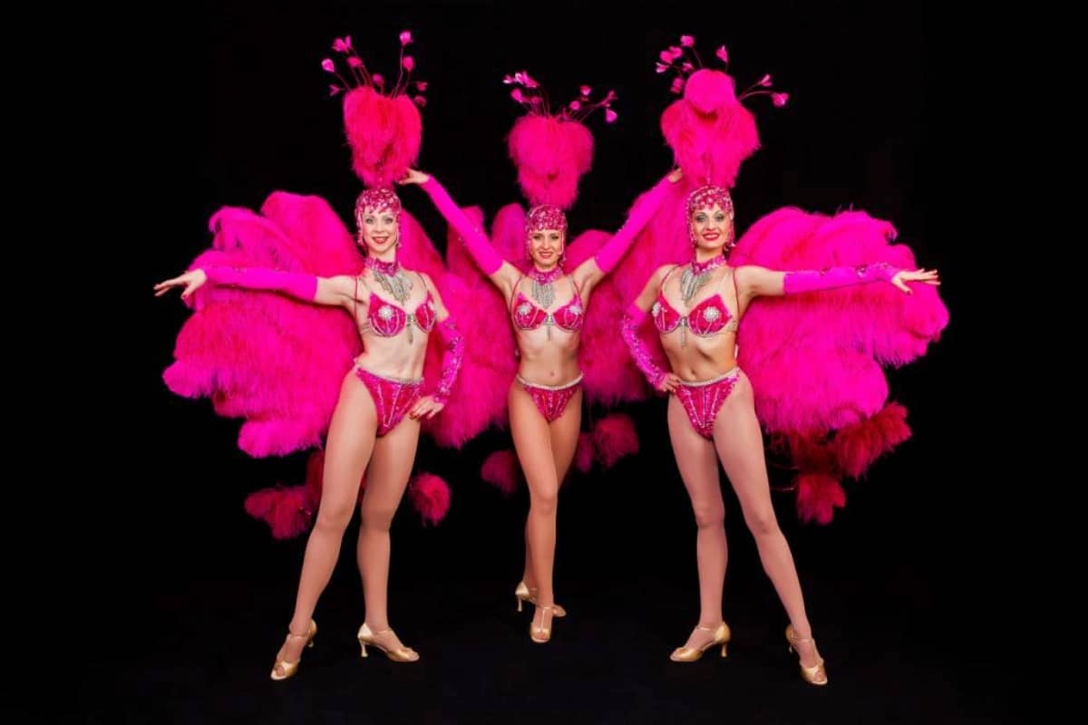 Showballett mit aufwendigen Feder-Kostümen